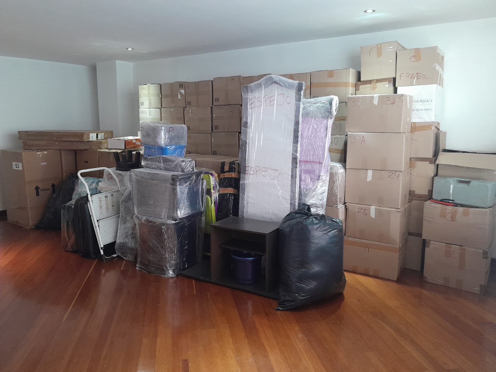 Bodega propia de NG Mudanzas con mercancía embalada y organizada